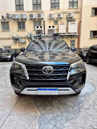 TOYOTA HILUX SW4 2.8 D-4D TURBO DIESEL SRX 7L 4X4 AUTOMÁTICO
